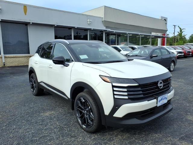 2026 Nissan Kicks SR FWD in Aspen White Tricoat Super Black Two Tone — front three-quarter view