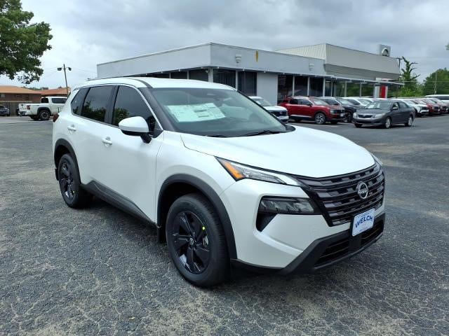 2026 Nissan Rogue 2026.5 FWD SV in Everest White Pearl Tricoat — front three-quarter view