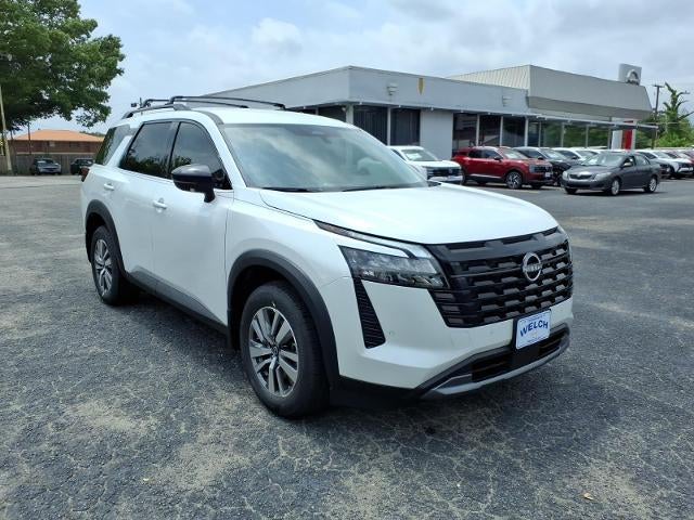 2026 Nissan Pathfinder SL 2WD in Everest White Pearl Tricoat — front three-quarter view